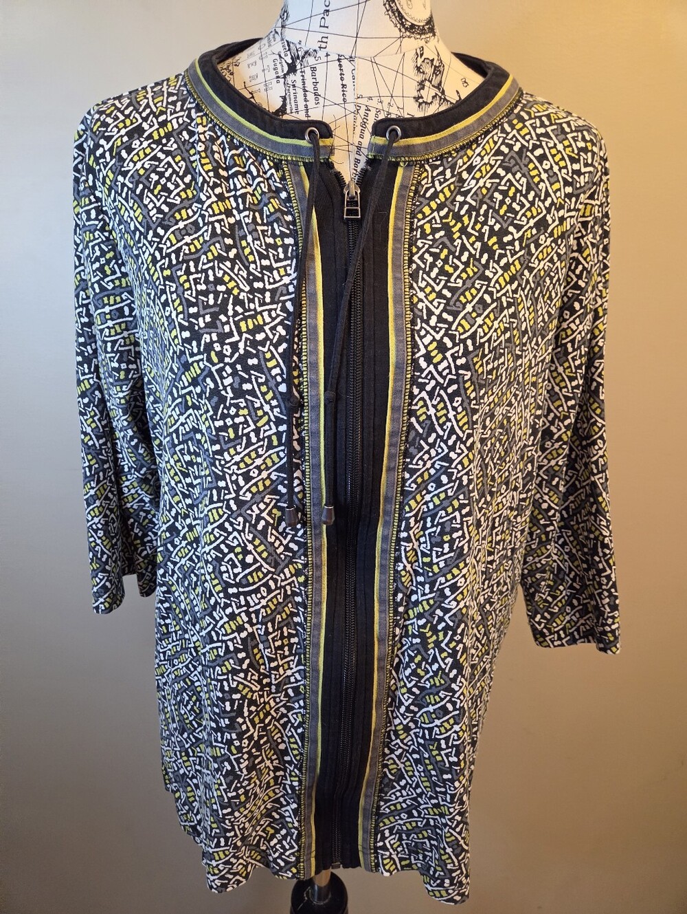 CJ Banks 1X Zip Front Top Black White Green Geometric 3/4 Sleeve Cotton